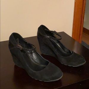 Kenneth Cole suede black wedge shoe